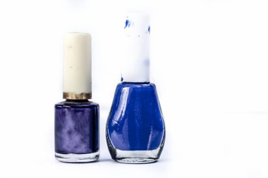 Eflatun ve mavi oje şişesi üzerinde beyaz izole 