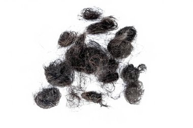 Beyaz arka plan üzerinde bozuk kadın saç yakın çekim