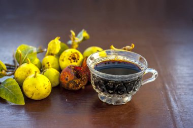 İncir ağacı ve ahşap masa üzerinde bitkisel İçecek taze meyvelerin yakın çekim