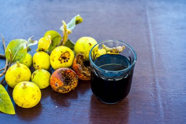 İncir ağacı ve ahşap masa üzerinde bitkisel İçecek taze meyvelerin yakın çekim