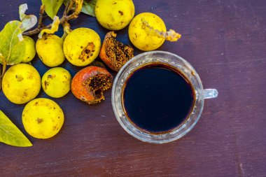 İncir ağacı ve ahşap masa üzerinde bitkisel İçecek taze meyvelerin yakın çekim