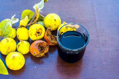 İncir ağacı ve ahşap masa üzerinde bitkisel İçecek taze meyvelerin yakın çekim