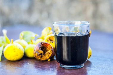 İncir ağacı ve ahşap masa üzerinde bitkisel İçecek taze meyvelerin yakın çekim