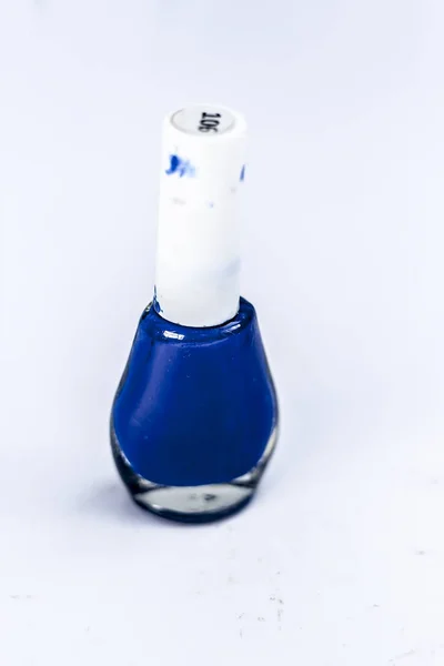 Nahaufnahme Der Farbigen Nagellackflasche Isoliert Auf Weiß — Stockfoto