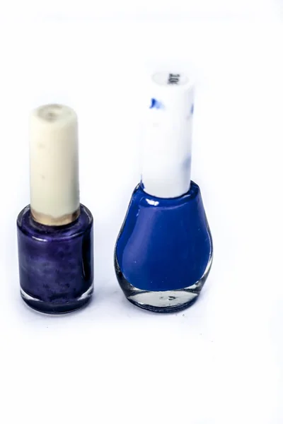 Fliederfarbene Und Blaue Nagellackflaschen Isoliert Auf Weißem Grund — Stockfoto