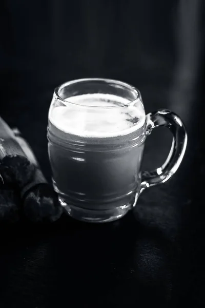 透明なガラスで人気のあるインドのサトウキビ ジュース — ストック写真
