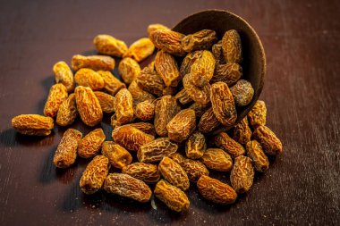 Ahşap masa üzerinde kurutulmuş tarihleri yakın çekim