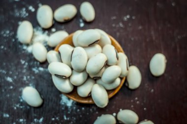 Ayurveda cowhage fasulye tozu ile yakın çekim 