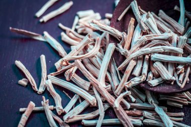 Ayurveda satavari kökleri ahşap yüzey üzerinde