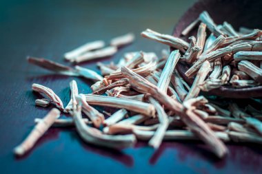 Ayurveda satavari kökleri ahşap yüzey üzerinde