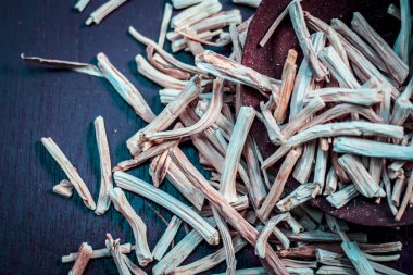 Ayurveda satavari kökleri ahşap yüzey üzerinde