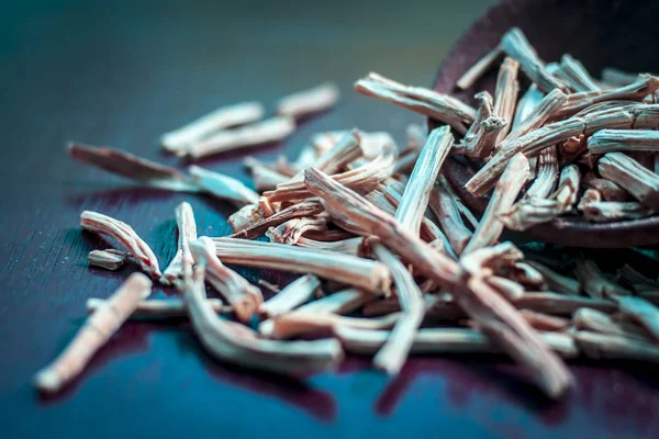 Ayurveda satavari kökleri ahşap yüzey üzerinde