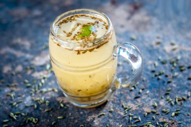 Mango suyu ve rezene tohumu masada yakın çekim