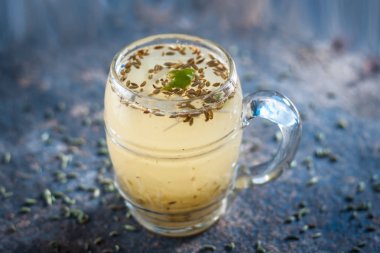Mango suyu ve rezene tohumu masada yakın çekim