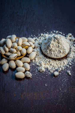 Ahşap masa üzerinde toz ile Ayurveda cowhage fasulye