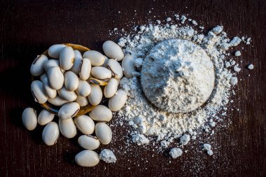Ahşap masa üzerinde toz ile Ayurveda cowhage fasulye