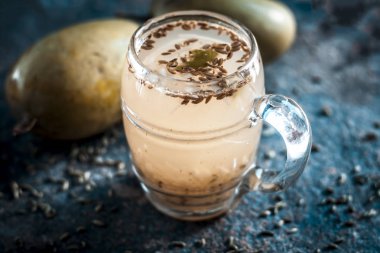 Rezene Tohumları şeffaf kupa ile Mango suyu