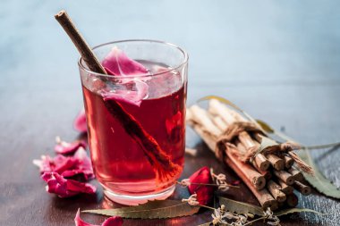 Neem kabuk ahşap masa üzerinde gül suyu ile Ayurveda içki