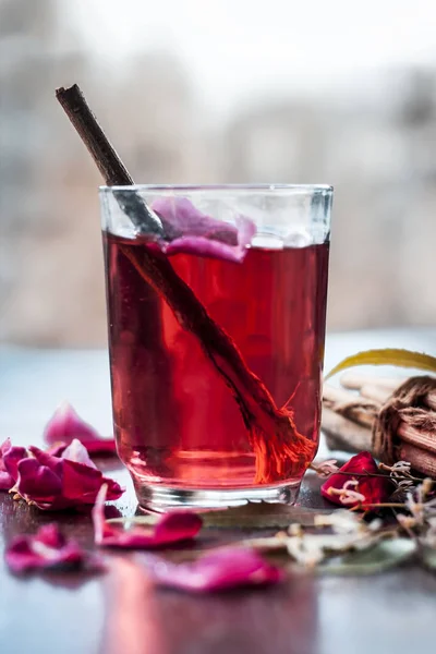 Ayurvedische Drankje Uit Neem Schors Met Rozenwater Houten Tafel — Stockfoto