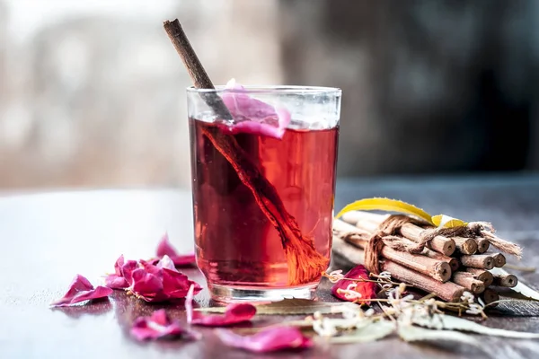 阿育吠陀饮料从尼姆树皮与玫瑰水在木桌上 — 图库照片