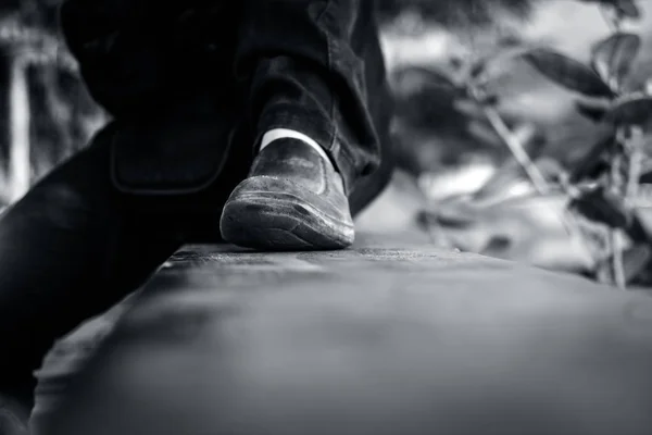 Zblízka Lidských Nohou Nosí Černé Boty Černé Džíny — Stock fotografie