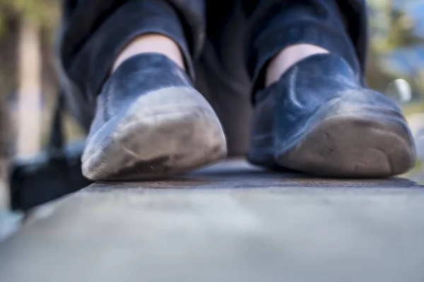 Siyah Ayakkabılar Siyah Kot Giyen Insan Bacakları Yakın Çekim — Stok fotoğraf