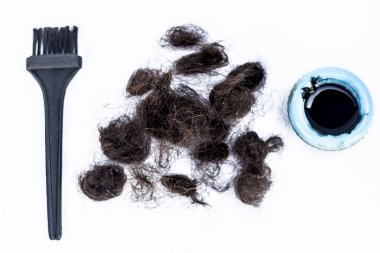 Kadın saç fırça ve beyaz arka plan üzerine boya hasar