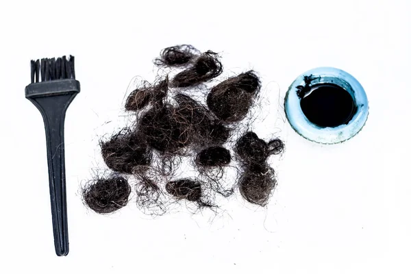 损坏的女性头发用刷子和染料在白色背景 — 图库照片