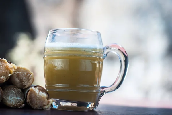 Primer Plano Jugo Caña Azúcar Con Palos Crudos Mesa — Foto de Stock