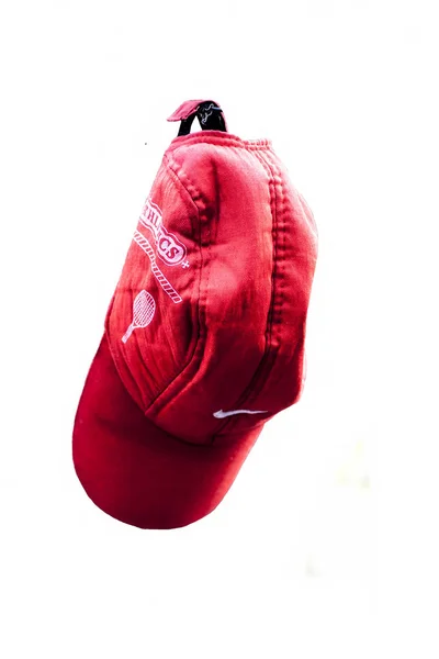Rot Gefärbte Kappe Isoliert Auf Weiß — Stockfoto
