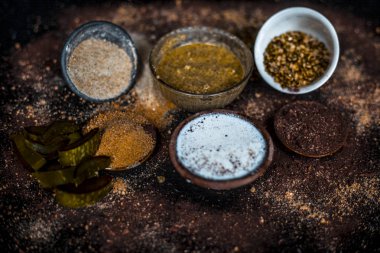 Aloe vera sandal ağacı ve kuru otlar ile yüz paketi, yakın çekim