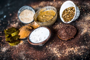 Aloe vera sandal ağacı ve kuru otlar ile yüz paketi, yakın çekim