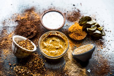 Aloe vera sandal ağacı ve kuru otlar ile yüz paketi, yakın çekim