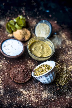 Aloe vera sandal ağacı ve kuru otlar ile yüz paketi, yakın çekim