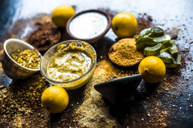 Kuru otlar limon ve aloe vera ile yüz paketi