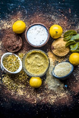 Kuru otlar limon ve aloe vera ile yüz paketi