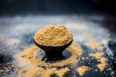 Yulaf yüz maskesi veya yüz paketi Avena sativa Yani Mulpani mitti veya multani mitti veya fuller's earth, gül suyu, limon suyu ve toz yulaf, ahşap yüzey üzerinde. O kaplıcada yağlı cilt temizlemek için kullanılan.