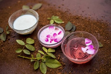 Yakın yara izi veya yüz paketi ev çıkar yol, yara izi Yani Peep için ahşap bir ortamda sandal ağacı tozu ile süt ve gül suyu ahşap yüzey üzerinde toz.