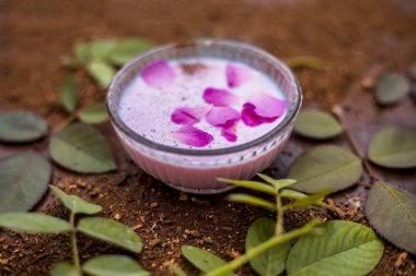 Peep Ahşap toz süt ve gül suyu ile yüz paketi, yakın çekim 