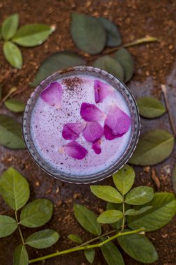 Peep Ahşap toz süt ve gül suyu ile yüz paketi, yakın çekim 