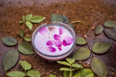 Peep Ahşap toz süt ve gül suyu ile yüz paketi, yakın çekim 