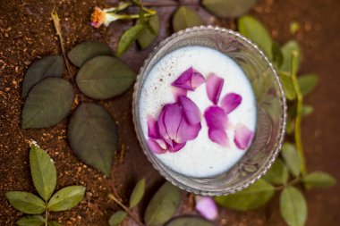 Yakın yara izi veya yüz paketi ev çıkar yol, yara izi Yani Peep için ahşap bir ortamda sandal ağacı tozu ile süt ve gül suyu ahşap yüzey üzerinde toz.