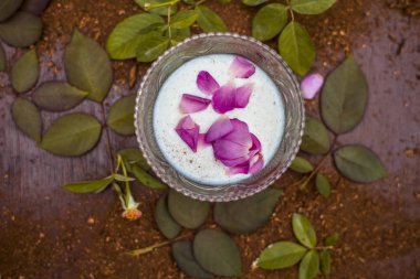 Peep Ahşap toz süt ve gül suyu ile yüz paketi, yakın çekim 