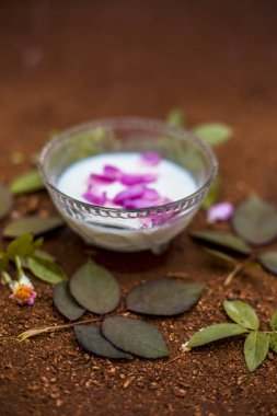 Peep Ahşap toz süt ve gül suyu ile yüz paketi, yakın çekim 