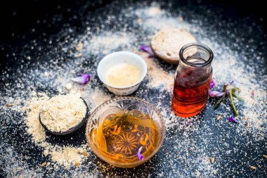 Gül suyu ve ballı yulaf yüz maskesi, yakın çekim