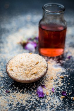 Yulaf yüz paketi Yani gül suyu, yulaf, gram un ve bal kaplıcada temiz ve pürüzsüz cilt için kullanılan ahşap yüzeye yakın çekim.