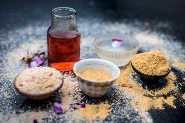 Yulaf yüz maskesi gül suyu ve limon suyu ile yakın çekim 