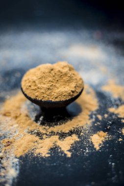 Yulaf yüz maskesi veya yüz paketi Avena sativa Yani Mulpani mitti veya multani mitti veya fuller's earth, gül suyu, limon suyu ve toz yulaf, ahşap yüzey üzerinde. O kaplıcada yağlı cilt temizlemek için kullanılan.