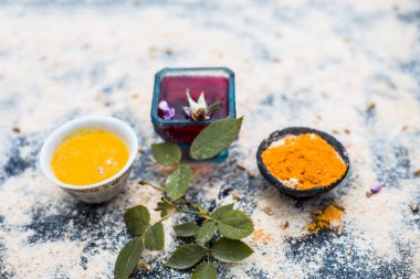 Yüz paketi gül suyu ile yulaf ve zerdeçal 