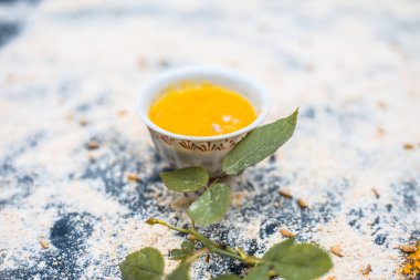 Gül suyu yüz paketi veya doğal parlak ve parlak ten Yani gül suyu, yulaf ve zerdeçal bazı gül yaprakları ve yaprakları ile ahşap yüzeyde için yüz maskesi yakın çekim.